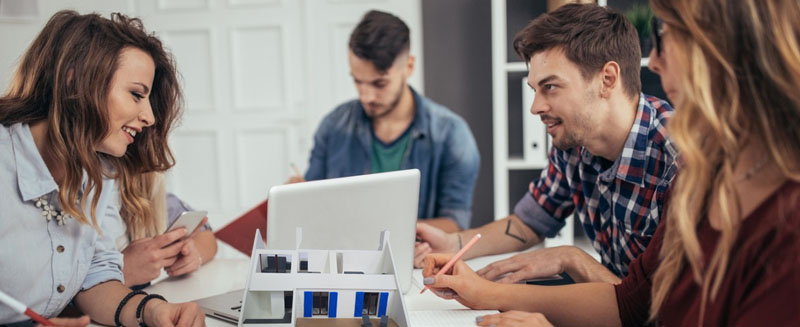 Réunion autour d'une maquette